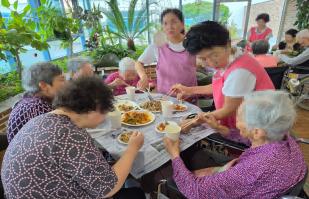 2025.09.12 “나비요양원 어르신들! 고기 파티로 활기찬 하루”