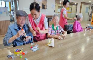 2025.09.16 " 알록달록 잠자리피리 만들기, 어르신들의 즐거운 시간 "