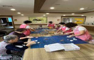 2025.10.02 “추석맞이 프로그램 <나비방앗간> 어르신들과 함께한 송편 빚기”