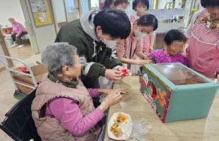 2025.12.23 “크리스마스를 미리 만난 하루. 나비요양원 어르신 간식 & 선물 나눔”